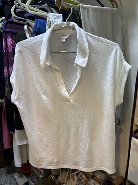 Banana Republic White Polo-Style V-Neck Short Sleeve Top